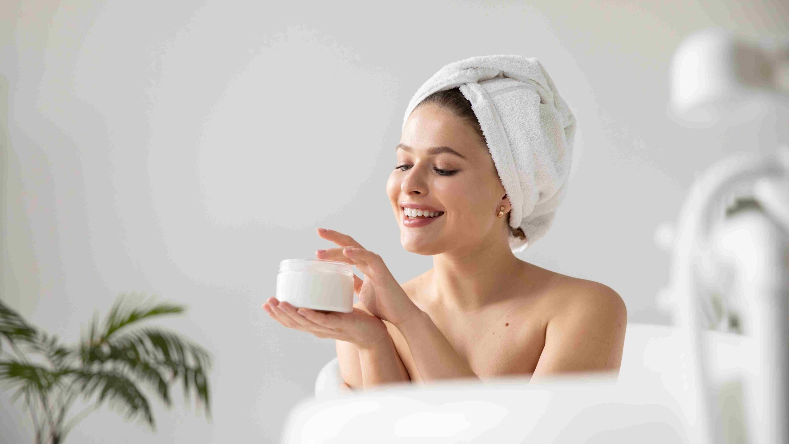 Maklon kosmetik untuk pemula bukan lagi hal yang mustahil. Jadi, cara mulai bisnis kosmetik dari nol bisa lebih mudah dengan maklon. maklon kosmetik bagi pemula seperti kamu sangat memudahkan proses realisasi bisnis nantinya.