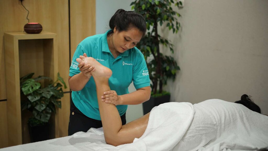 Seseorang sedang menjalani sesi pijat relaksasi sebagai bagian dari Body Recovery pekerja kantoran. Perawatan body massage membantu meredakan stres, ketegangan otot, dan rasa lelah setelah bekerja seharian.