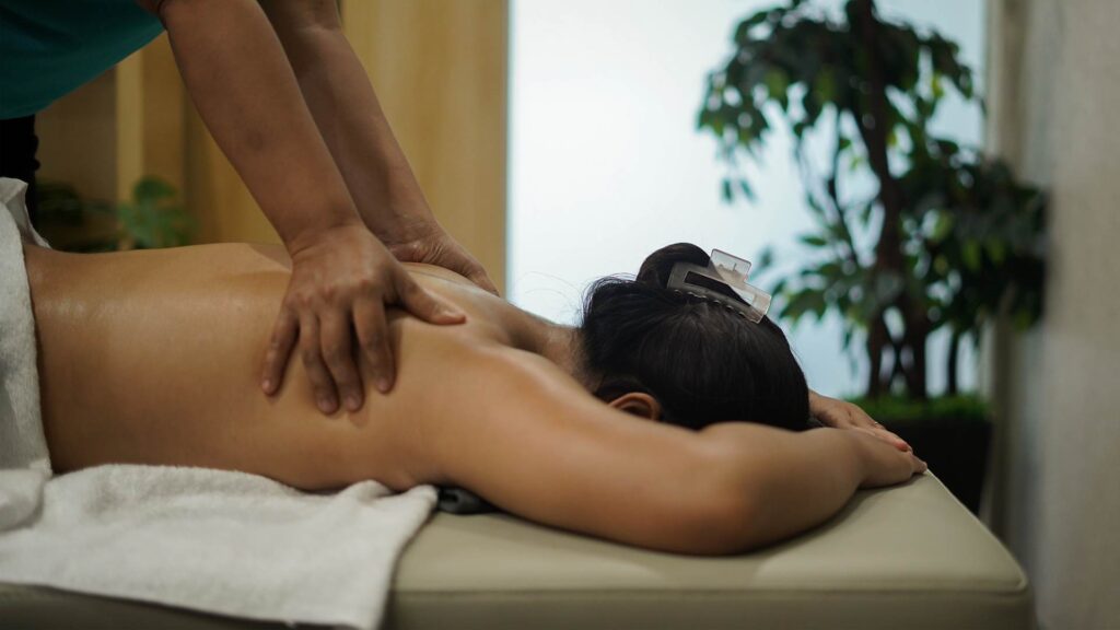 Seseorang sedang menjalani sesi pijat relaksasi sebagai bagian dari Body Recovery pekerja kantoran. Perawatan body massage membantu meredakan stres, ketegangan otot, dan rasa lelah setelah bekerja seharian.