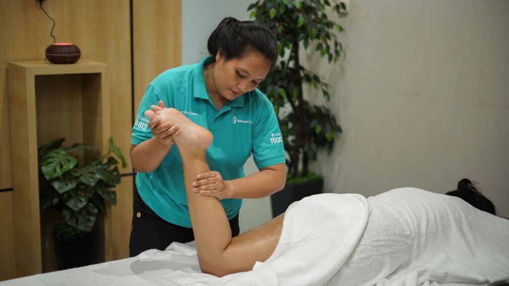 Seorang pekerja kantoran tertidur di meja kerja karena kelelahan setelah aktivitas padat seharian. Kondisi ini menggambarkan pentingnya Body Recovery pekerja kantoran untuk membantu tubuh kembali rileks dan menjaga produktivitas.