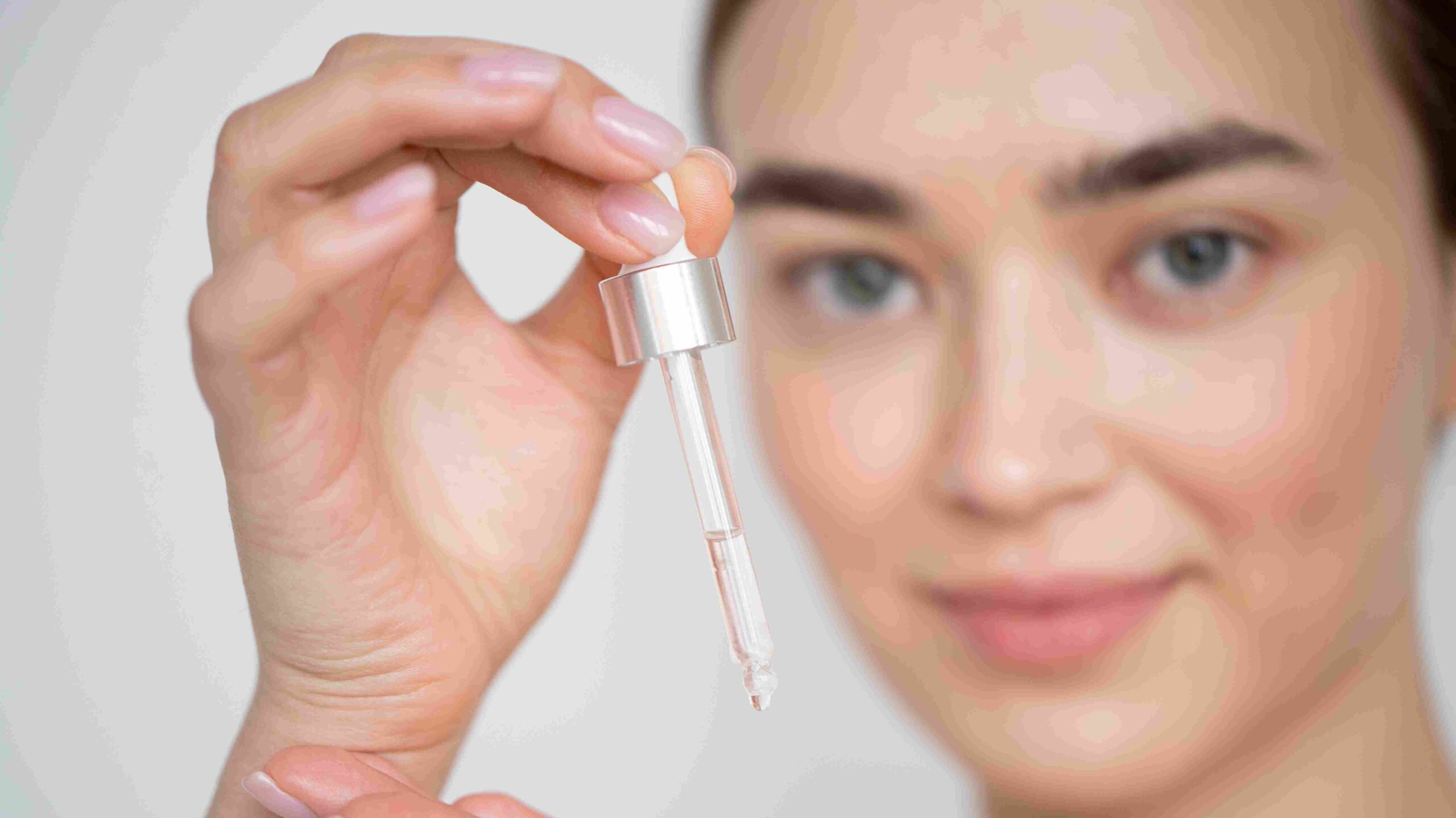 brand lokal aktif menjalin kerja sama dengan maklon serum wajah yang terpercaya. Para brand kecantikan berlomba-lomba bikin serum wajah sendiri yang berkualitas dan memberi manfaat secara maksimal.
