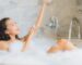 Alt Text: Perempuan mandi menggunakan sabun berbusa di bathtub mewah. MurniCare menyediakan layanan maklon sabun mandi dengan formula natural dan bahan aktif pilihan sesuai kebutuhan brand. Bikin brand sabun mandi sendiri bersama MurniCare sebagai mitra maklon personal care sabun terpercaya.