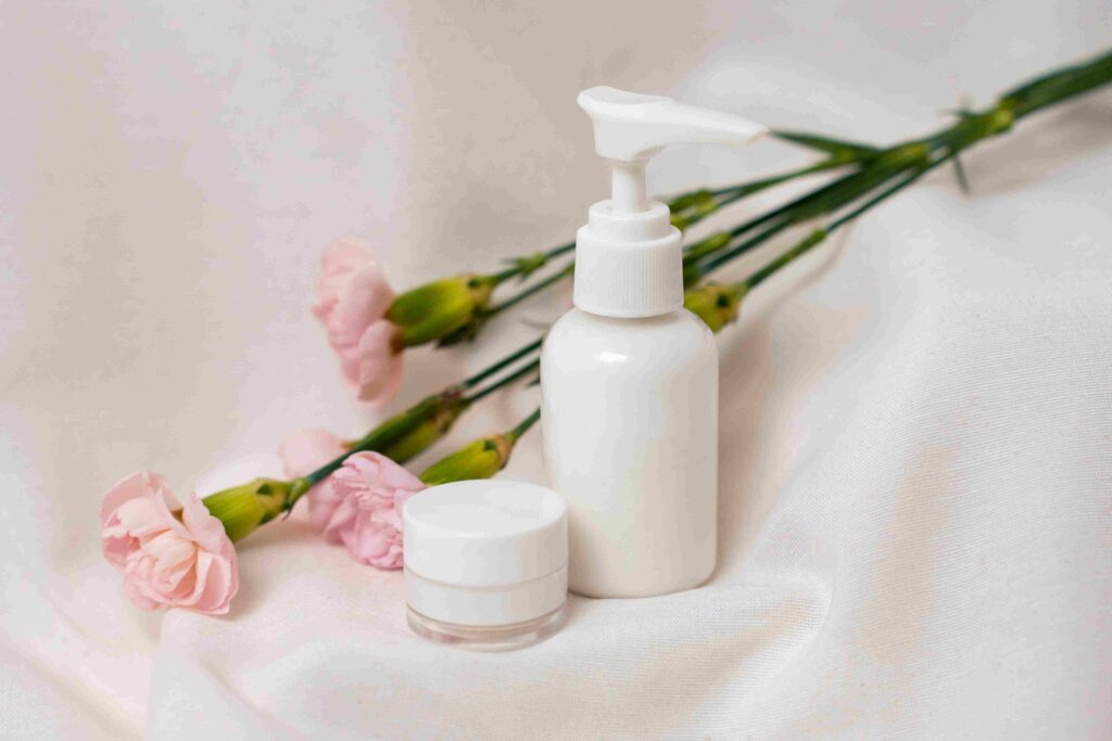 Memilih produk kosmetik sesuai harga jual produk maklon yang kompetitif di pasaran sangat penting. Pricing kosmetik maklon yang tepat membantu brand menjangkau target konsumen yang lebih luas. Strategi harga produk kosmetik dimulai dari cara menentukan harga jual skincare yang sesuai value.