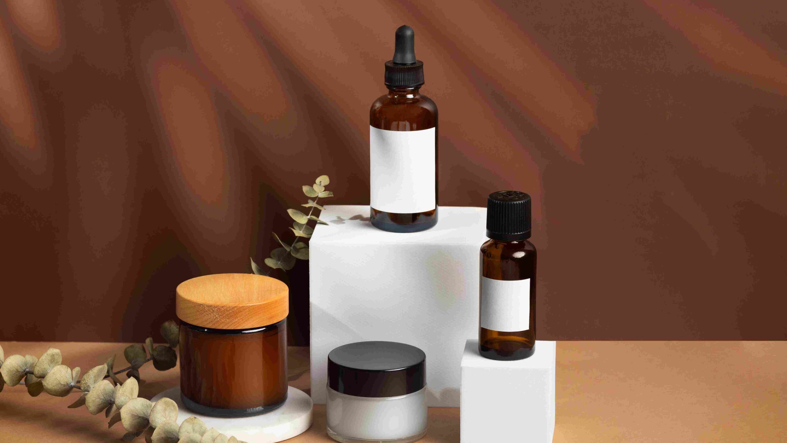 Brand owner meriset strategi ekspansi lini produk maklon lewat tablet. Perencanaan pengembangan lini produk kosmetik maklon dimulai dari riset mendalam. Strategi ekspansi lini kosmetik lokal mencakup riset, analisis, dan ide produk.