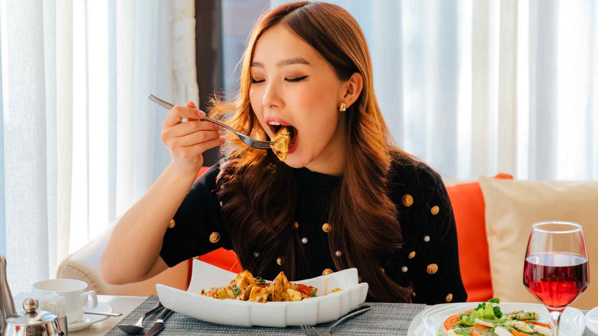 Ilustrasi makan sebelum pijat dengan porsi yang cukup agar tubuh lebih nyaman saat massage.