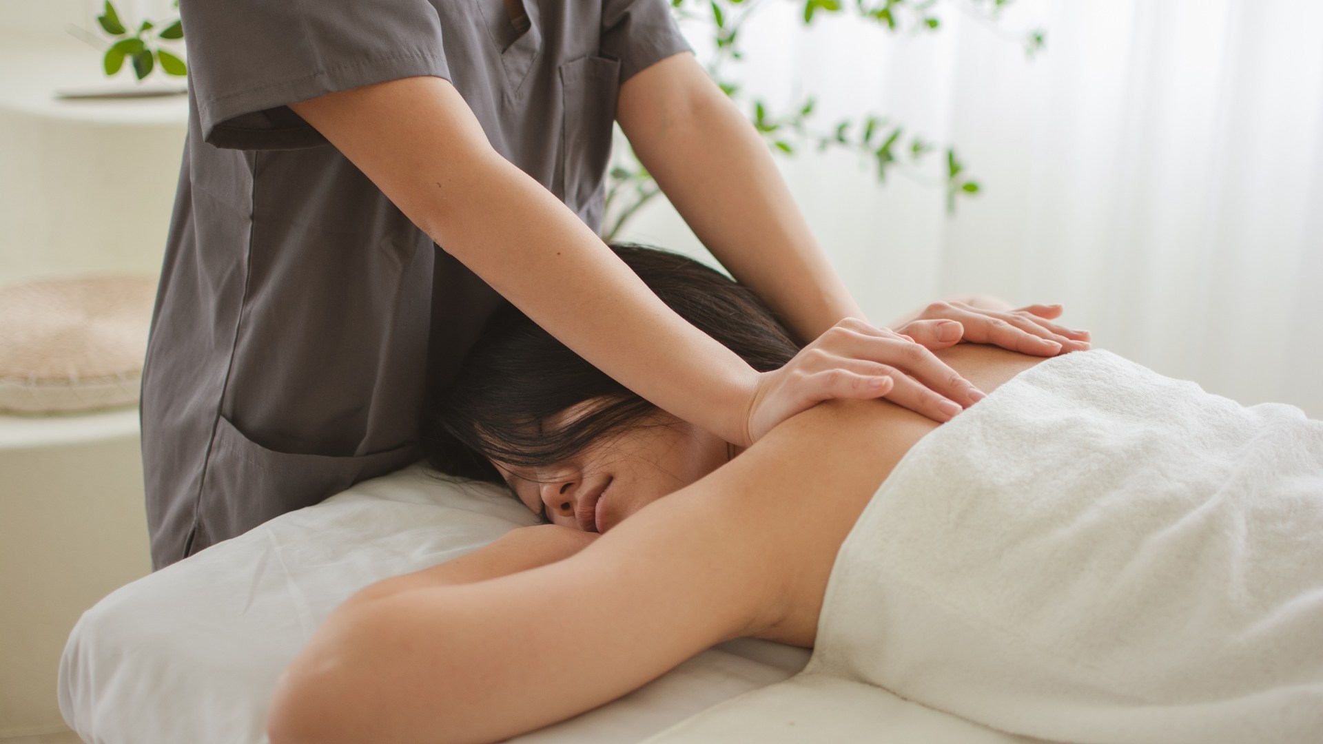 Manfaat massage dan reflexology untuk relaksasi tubuh serta membantu meredakan ketegangan otot.